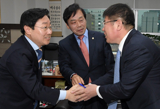 최순실 국조특위 간사단 협의      (서울=연합뉴스) 이정훈 기자 = 21일 오전 국회 의원회관에서 열린 최순실 국조특위 증인채택 관련 간사단 협의에서 새누리당 이완영(가운데)·더불어민주당 박범계(왼쪽)·, 국민의당 김경진 간사가 인사를 나누고 있다. 2016.11.21      uwg806@yna.co.kr  (끝)